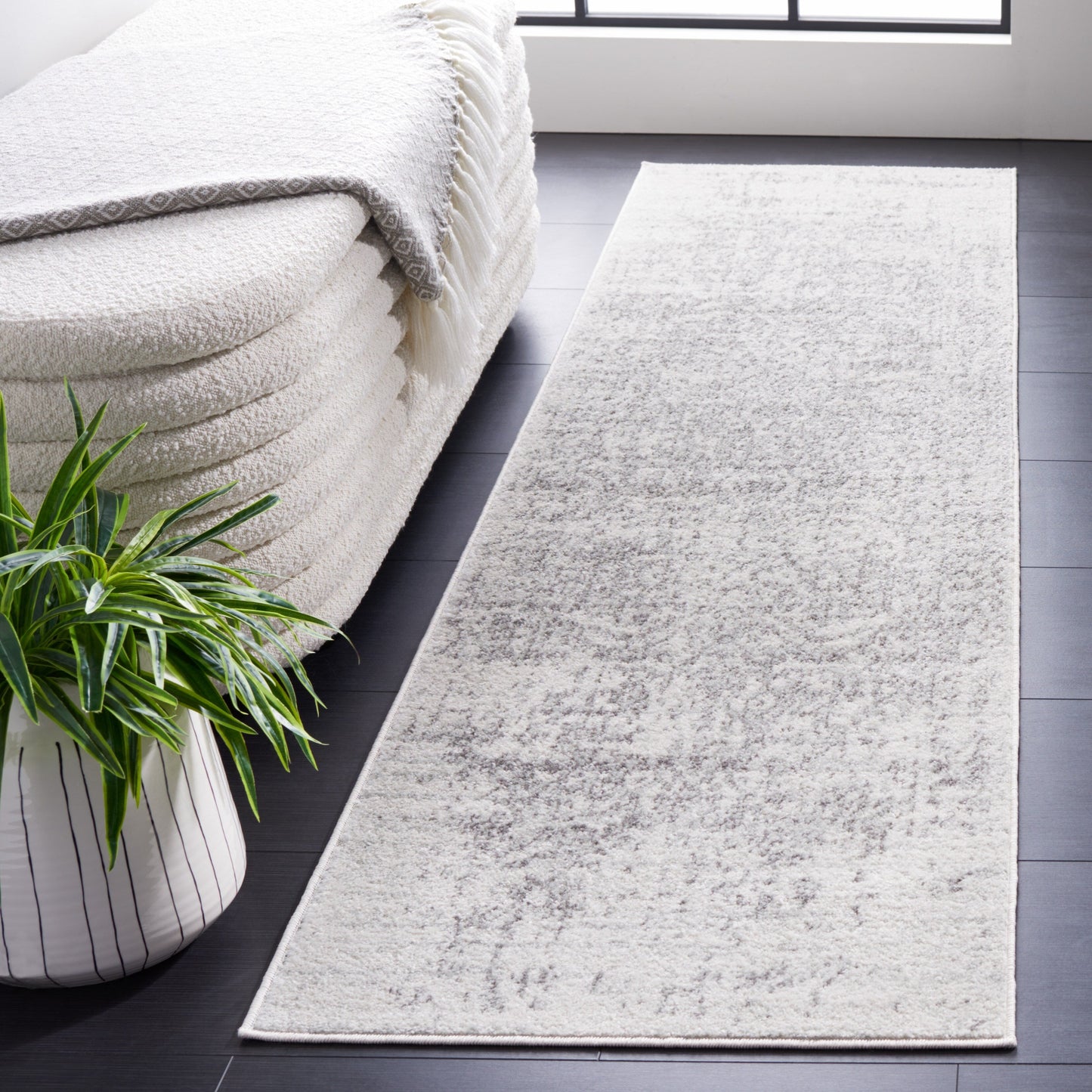 SAFAVIEH Madison Delois Medallion Rustic Farmhouse Distressed Rug