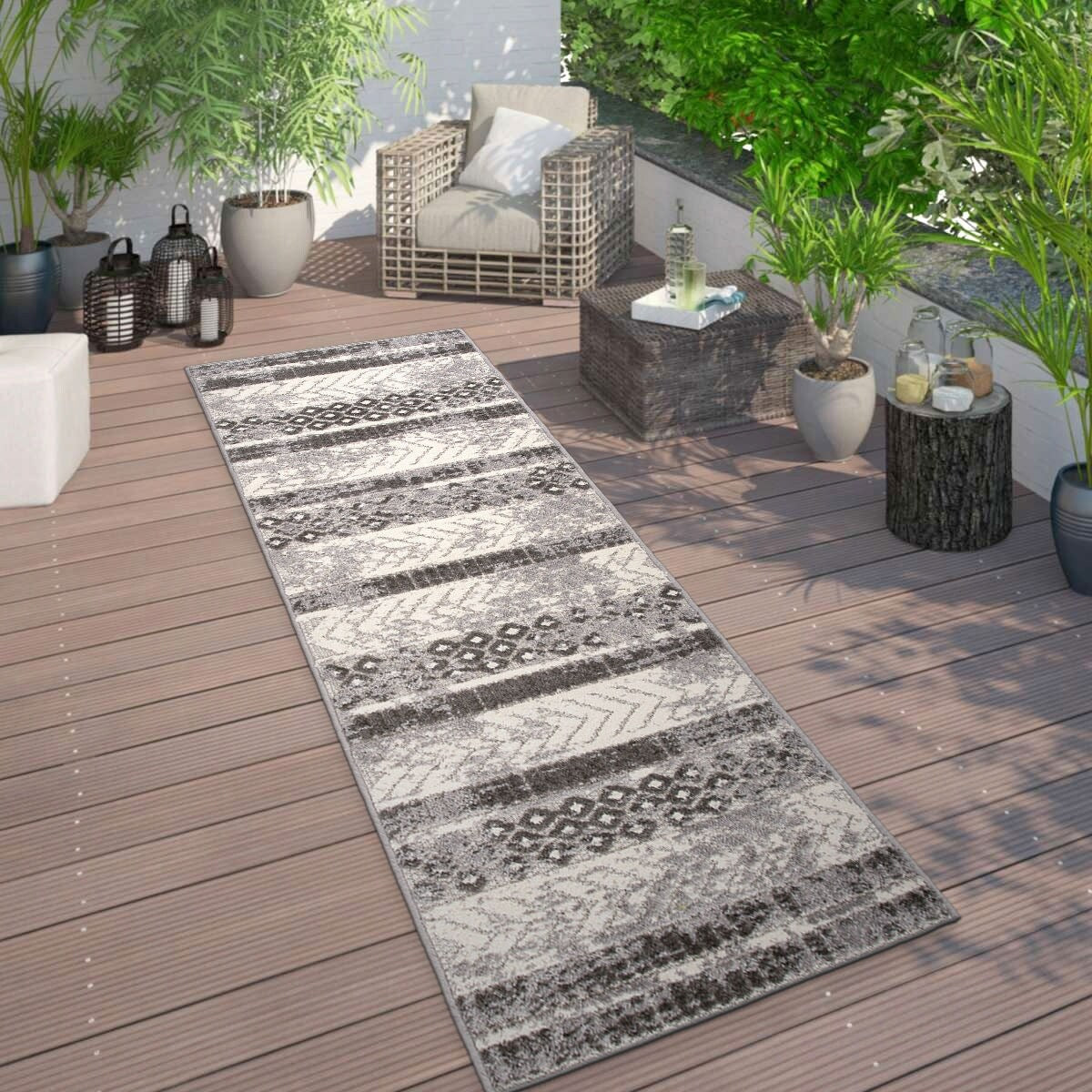 World Rug Gallery Distressed Geometric Indoor/Outdoor Area Rug