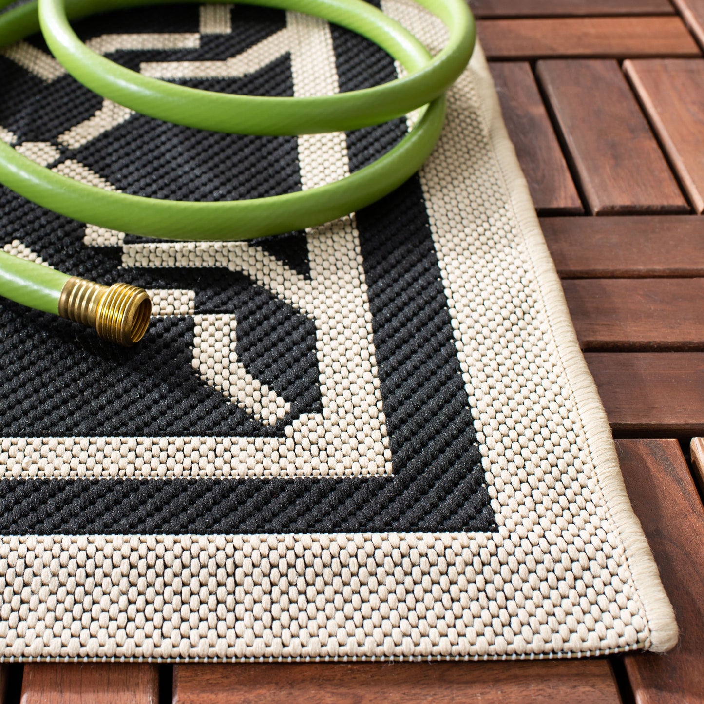 SAFAVIEH Courtyard Thomasina Indoor/ Outdoor Waterproof Patio Backyard Rug