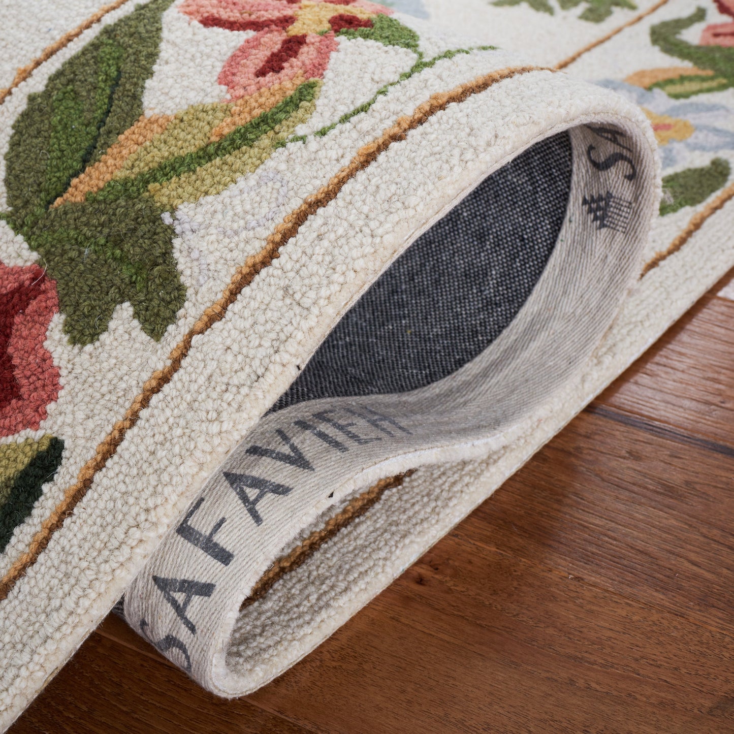 SAFAVIEH Handmade Chelsea Yauhenia French Country Floral Wool Rug