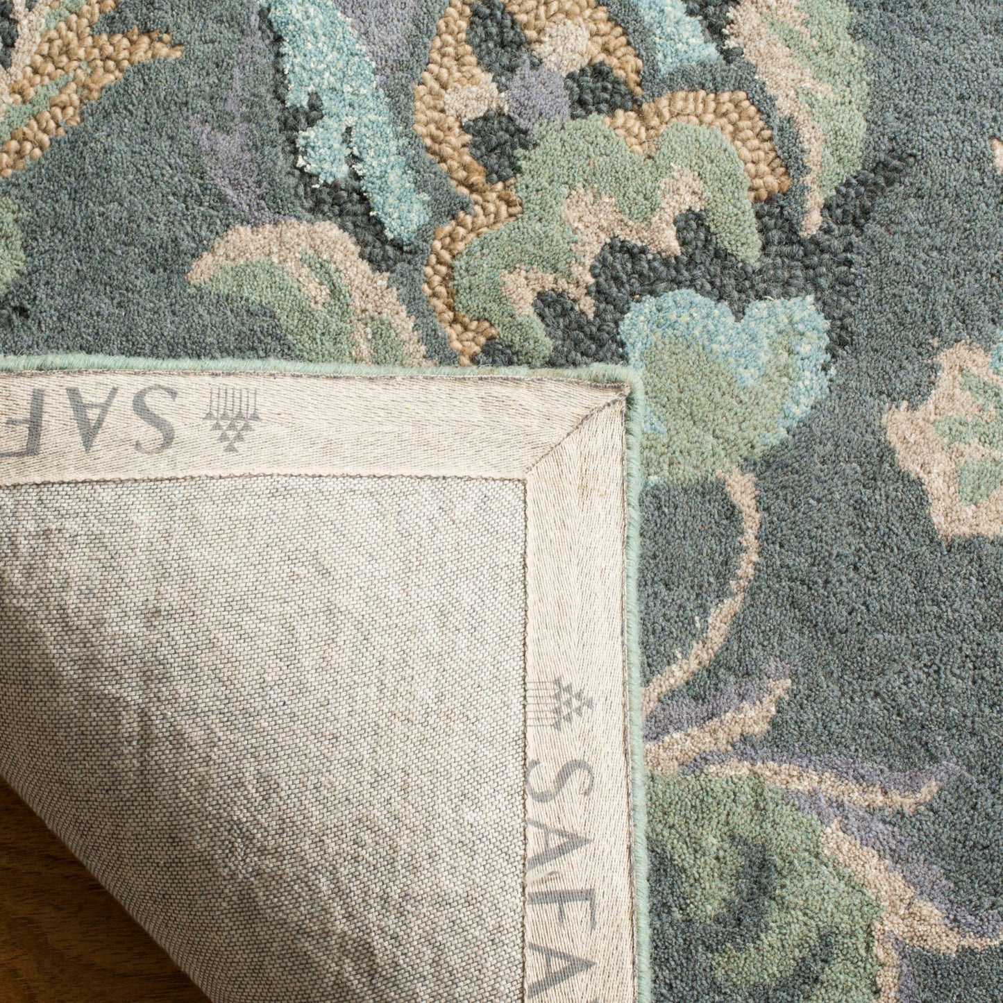 SAFAVIEH Handmade Jardin Aase Country Floral Wool Rug