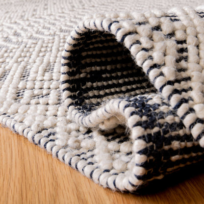 SAFAVIEH Handmade Natura Estel Wool Fringe Rug