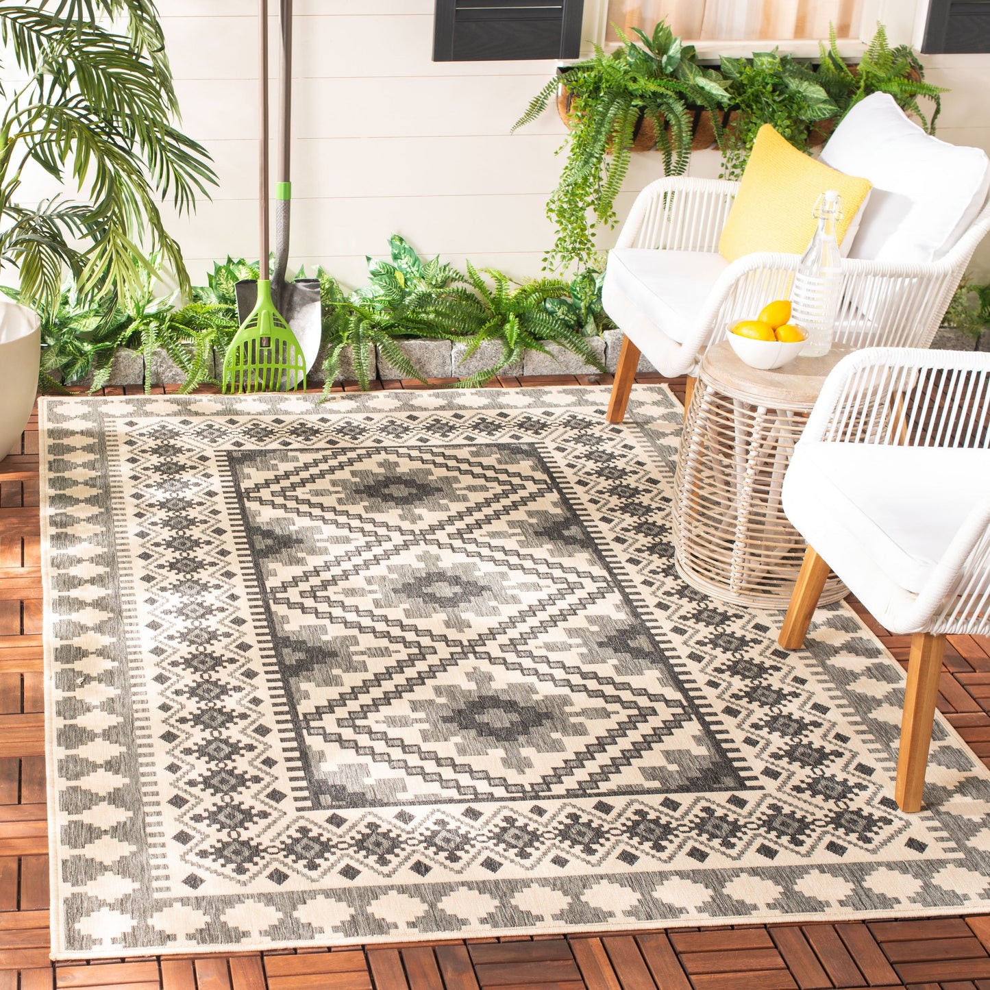SAFAVIEH Veranda Rita Indoor/ Outdoor Waterproof Patio Backyard Rug